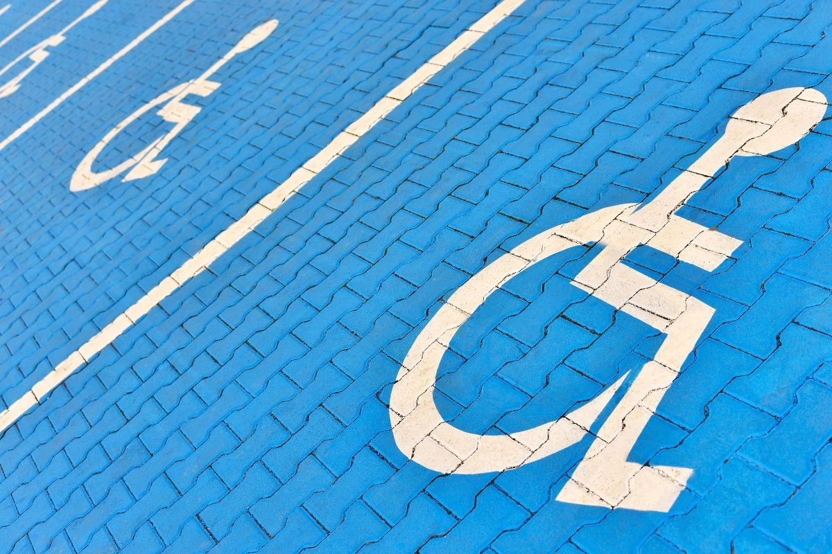 MUP KS - Izdata 164 prekršajna naloga zbog parkiranja na mjestima za osobe s invaliditetom